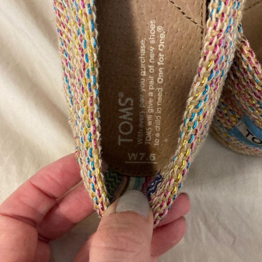 Women’s Toms size 7.5 - Picture 3 of 4